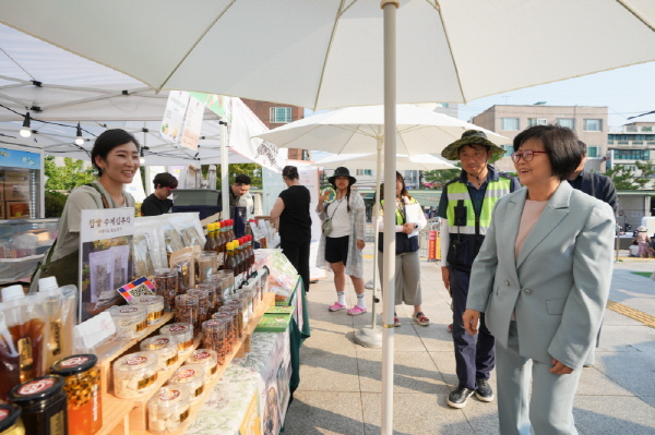 이순희 강북구청장이 ‘캠핑 in the 가오리’ 축제에서 상인들을 격려하고 주민들과 소통하고 있다 (사진=강북구)