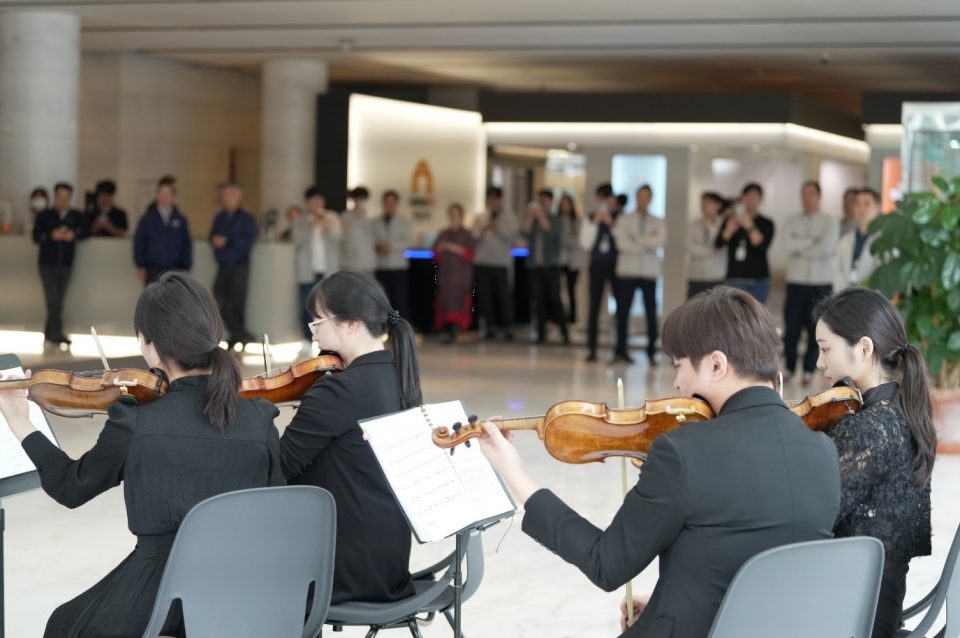 KCC 서초 사옥에서 일산필하모닉 오케스트라가 연주하고 있다.[사진=KCC]