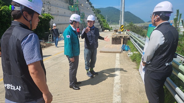 부산항만공사는 4일 신항 남컨배후단지·진해신항 예정지 현장점검 실시했다./제공=BPA