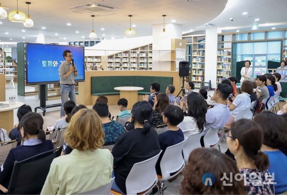 최태성 작가가 4일 석봉도서관 개관 기념 작가 초청 강연에서 ‘한 번뿐인 인생, 어떻게 살 것인가?’를 주제로 주민들에게 강연을 진행하고 있다. 사진=대덕구