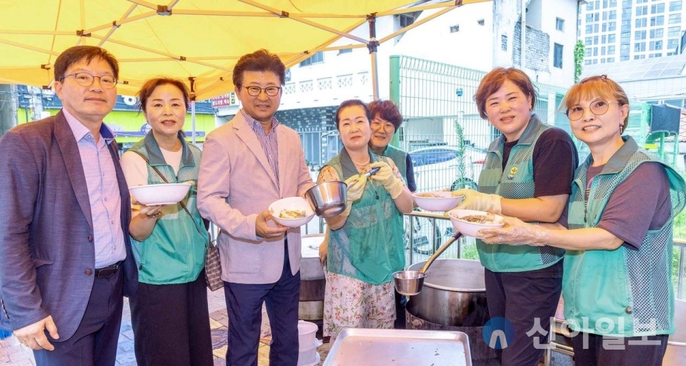 최충규 대덕구청장(사진 왼쪽 세 번째)과 신탄진동 새마을부녀회 회원들이 삼계탕 나눔 봉사 활동 진행하고 기념 촬영을 하고 있다. 사진=대덕구