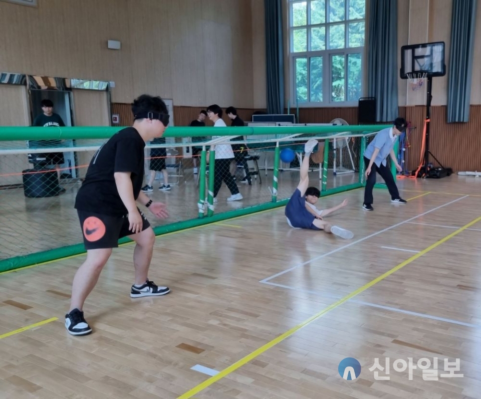  장애 공감 진로 멘토링에 참여한 대전대신고등학교 학생들이 대전맹학교 골볼부를 상대로 시각장애 스포츠 ‘골볼’미니게임에 참여하고 있다. (사진=대전맹학교)