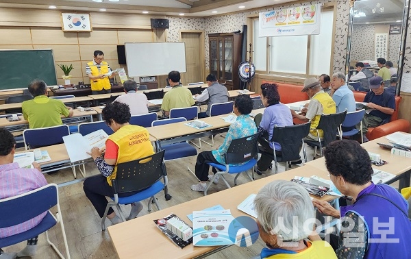 태안군 농작업 안전관리관이 농업인들을 대상으로 농작업 안전재해 예방 교육을 진행하는 모습.(사진=태안군)