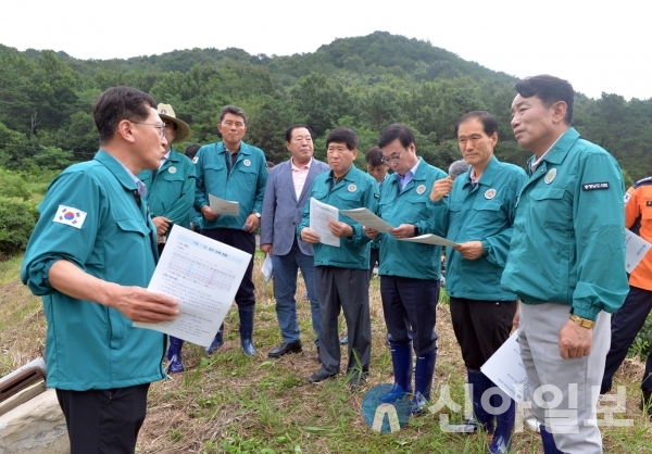 11일 충남도의회 홍성현 의장 일행이 부여군 수해 현장을 방문 피해 대책을 논의하고 있다.(사진=충남도의회)