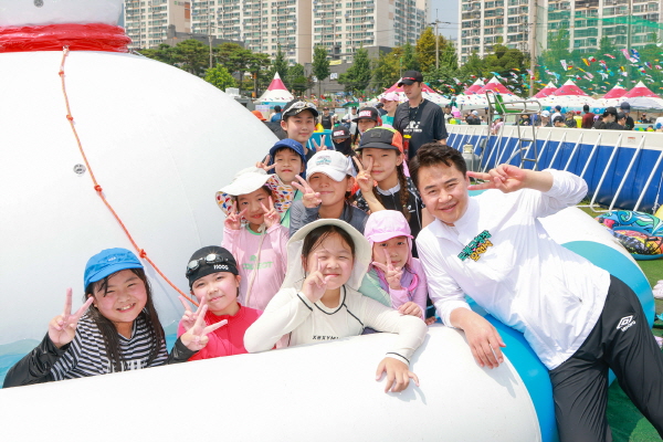 오언석 도봉구청장이 지역 아이들과 함께 사진을 찍고 있다 (사진=도봉구)