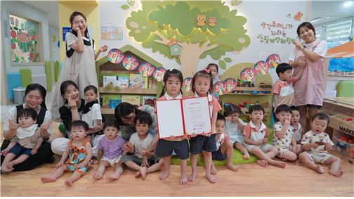 인천시사회서비스원 소속 계양해링턴어린이집이 지난 16일 세이브더칠드런 경인본부, 인천시피해장애아동쉼터와 아동학대예방 기부금 전달식을 열고 어린이집 아이들과 기념촬영을 하고 있다 (사진=인천시사회서비스원)