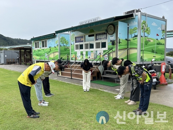 사진 밀양시시설관리공단(지난 17일 밀양시 삼랑진 파크골프장에서 친절 교육 담당자가 직원들에게 이용객 응대 방법을 교육하고 있다.)