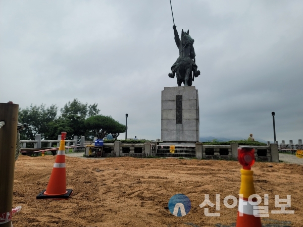 김유신장군 동상 바로 앞의 블록을 걷어내고 국기 게양대 설치 터파기공사를 하고 있다.(사진=최상대기자)