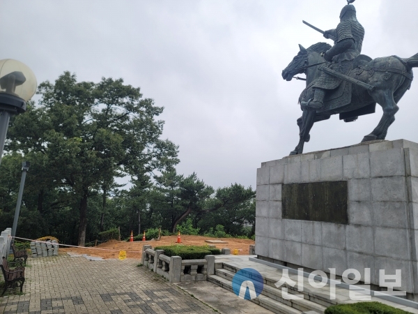 김유신 장군 동상 측면에서 바라본 국기 게양대 설치공사 현장(사진=최상대기자)