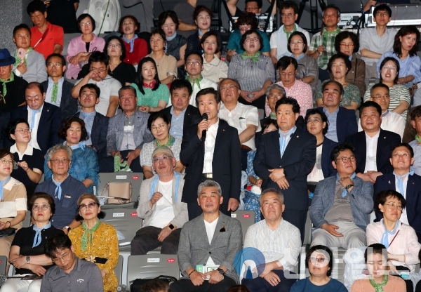 사진 밀양시(26일 오후 밀양아리나 성벽극장에서 개최된 제24회 밀양공연예술축제 개막식에서 안병구 시장과 허홍 시의회 의장이 인사말을 하고 있다)