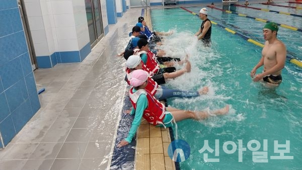 춘천도시공사(사장 홍영)는 여름방학을 맞이하여 7월 25일부터 8월 1일까지 근로자종합복지관 수영장에서 관내 지역아동센터 초등학생을 대상으로 생존수영 교육을 진행한다고 밝혔다.