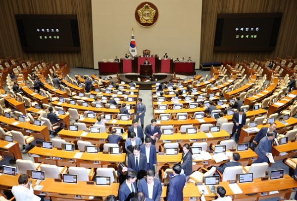 국민의힘 김용태 의원이 29일 오전 국회 본회의에서 '방송 4법'인 한국교육방송공사법 개정안과 관련한 무제한토론을 시작하자, 다수의 야당 의원들이 퇴장하고 있다 (사진=연합뉴스)