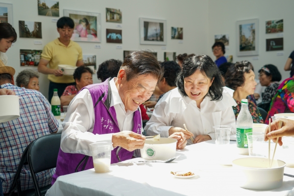 이필형 동대문구청장이 행사 관계자와 대화를 나누며 콩국수를 먹고 있다.(사진=동대문구청)