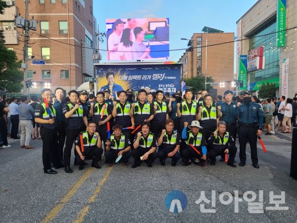 홍천경찰서(서장 김성운)는7. 31.(수)부터 8. 4.(일)까지 개최되는‘홍천강 별빛음악 맥주축제’의 전야제 행사장에 대한 범죄예방을 위하여 경찰-자율방범대 합동 순찰을 실시하고 주변 방범시설물 이상여부도 함께 점검하였다.