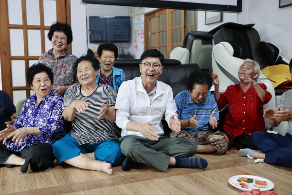 김철우 군수가 경로당을 방문해 어르신들의 건강 및 안부를 확인했다.(사진=보성군)