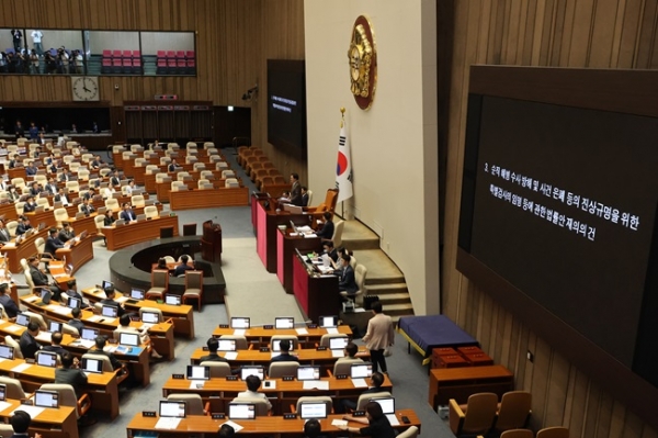 우원식 국회의장이 25일 서울 여의도 국회에서 열린 본회의에서 '채상병특검법' 재의결 안건에 대한 무기명 투표 결과를 발표하고 있다. (사진=연합뉴스)