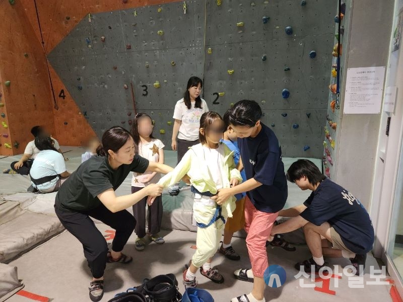 대전맹학교, 지역사회와 함께하는 아웃리치 계절학교 성료_스포츠클라이밍. 사진=대전시교육청