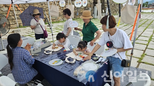 9월 30일까지 서산해미읍성 진남문 해자 구간 발굴 현장에서 진행되는 체험 프로그램 모습.(사진=서산시)