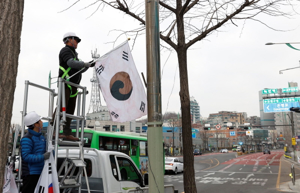 지난해 3‧1절 맞이 진관사 태극기 게양하는 모습 (사진=은평구)