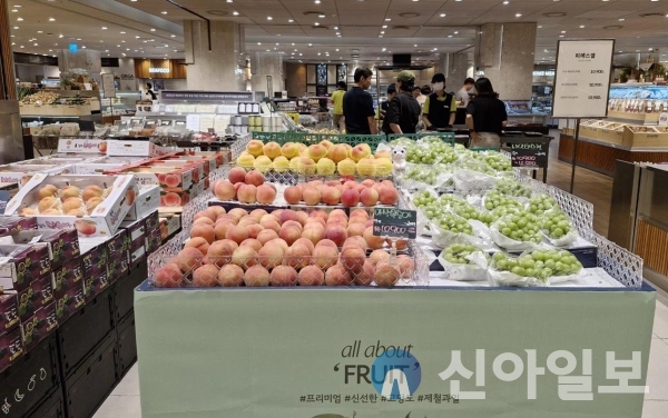 사진 밀양물산(주)(롯데백화점(울산점) 식품관에서 판매 중인 밀양 복숭아, 포도 진열 사진)