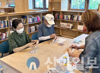 타일 냄비받침 만들기 프로그램 진행. 사진=대전사회혁신센타