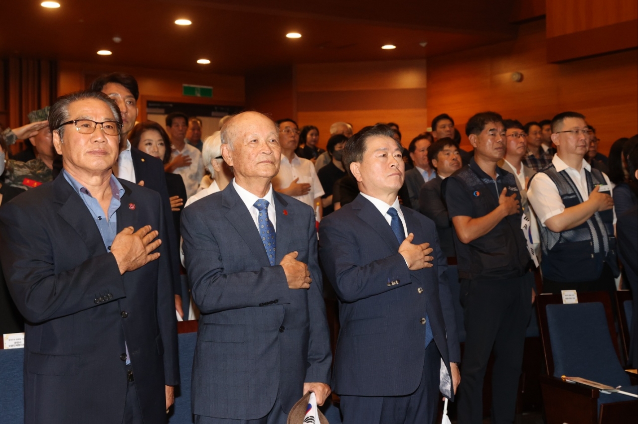 광명시민회관 대공연장에서 개최된 제79주년 광복절 기념행사 참석자들이 국민의례를 하고 있다. 사진 왼쪽부터 김득철 광명시 보훈단체협의회장, 김충한 광복회 광명시지회장, 박승원 광명시장(사진=광명시청 제공)