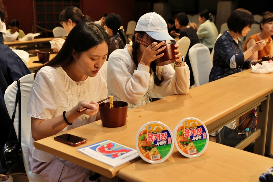 '케잇데이' 참가자들이 옻칠 식기로 농심 라면을 즐기고 있다. [사진=농심]