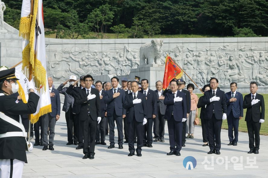 이장우 대전시장, 제79주년 광복절 맞아 국립대전현충원 참배. 사진=대전시