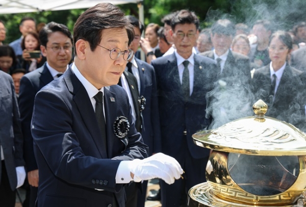 이재명 전 대표가 18일 오전 국립서울현충원에서 열린 김대중 전 대통령 서거 15주기 추모식에 참석해 분향하고 있다. (사진=연합뉴스)