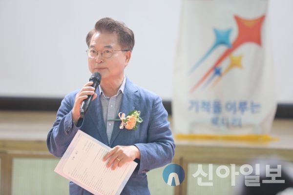 육동한 춘천시장은 17일 춘천교대 부설초교에서 열린 리틀랙트 창단식에 참석했다