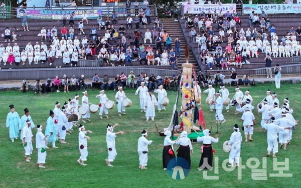 사진 밀양시청(지난 17일 삼문동 야외공연장 일원에서 열린‘제44회 밀양백중놀이 공개 발표회 및 2024년 백중 축제’))