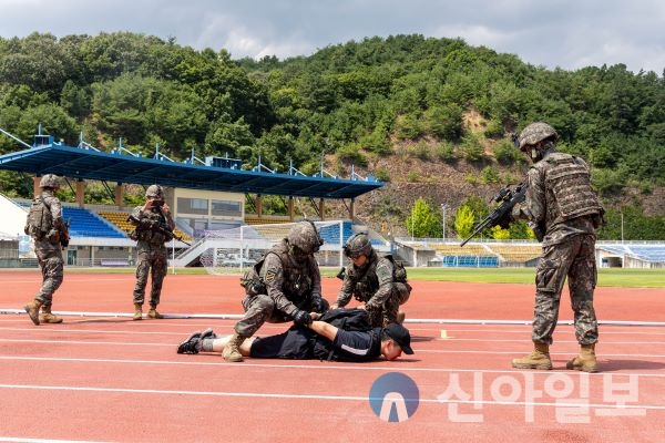 육군 제11기동사단이 20일 홍천군 유관기관과 함께 홍천종합운동장에서 다중이용시설 테러대응훈련을 실시했다.