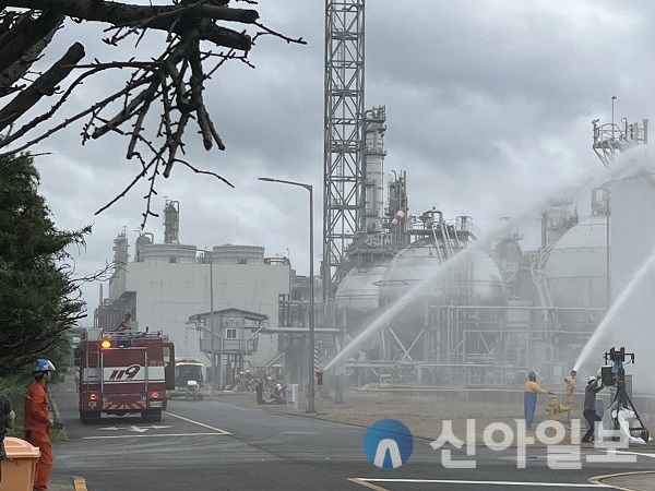 롯데케미칼 대산공장에서 지난 21일 적 게릴라 폭탄 테러에 대처하는 을지연습 실제 훈련이 펼쳐졌다.(사진=충남도청)