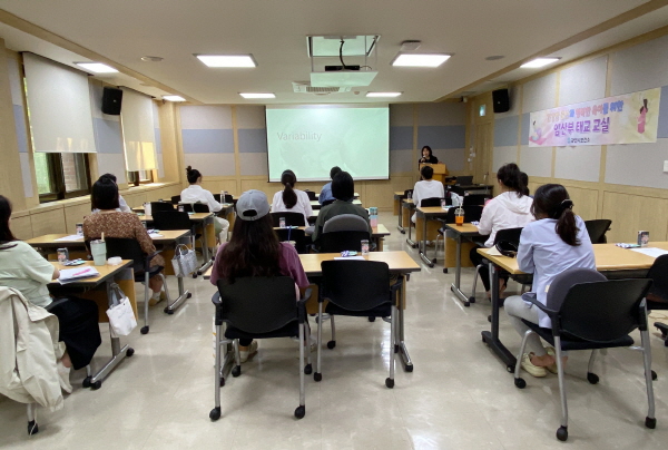 과천시 보건소가 개최한 임산부 태교&출산 교실에서 교육을 듣는 참가자들 (사진=과천시 보건소)