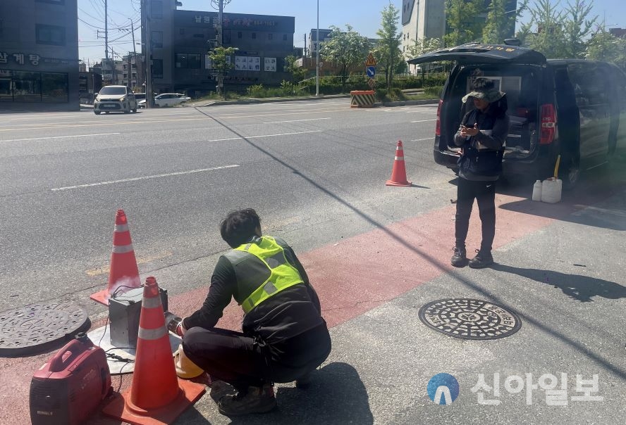 대전 유성구 공무원이 송강동, 관평동, 전민동, 화암동 일원의 하수관로의 오접 상태를 점검하기 위해 연막을 이용한 송연조사를 실시했다. 사진=대전 유성구