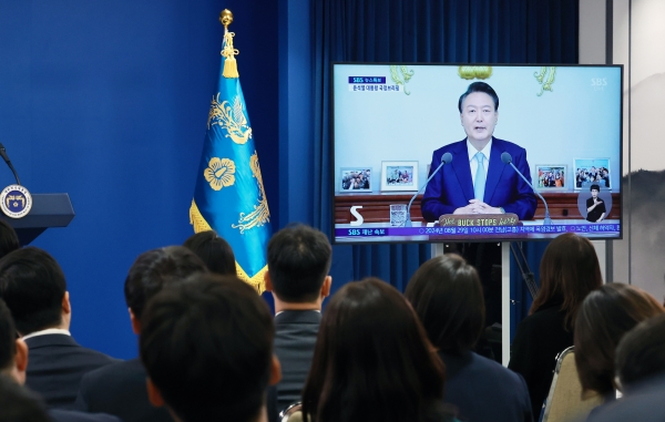 29일 오전 서울 용산 대통령실 청사 브리핑룸에서 취재진이 생방송으로 중계되는 윤석열 대통령의 '국정브리핑'을 지켜보고 있다. (사진=연합뉴스)