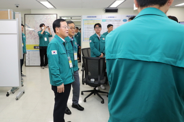 조병규 우리은행장이 지난 19일 서울 중구 우리은행 본점 비상 대비 상황실을 찾아 2024 을지연습에 참여한 직원들을 격려하고 있다. (사진=우리은행)