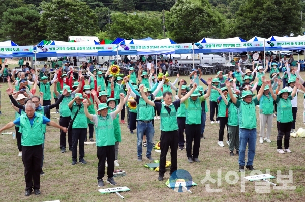 사진 밀양시(30일 산내체육공원에서 열린‘2024년 새마을지도자 내고장 활력화 다짐 대회’에서 회원들이 몸풀기 체조를 하고 있다.)