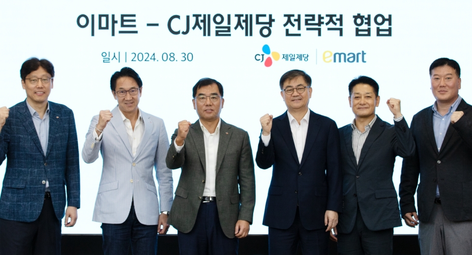 8월30일 서울 중구 CJ제일제당센터에서 이마트와 CJ제일제당 간 상품 개발 협력 등을 논의하는 자리가 마련됐다. (사진 왼쪽부터) 김상익 CJ제일제당 식품한국총괄, 박민석 CJ제일제당 식품사업부문 대표, 강신호 CJ제일제당 부회장, 이마트 한채양 대표, 이마트 황운기 상품본부장, 이마트 이형순 HomeMeal 담당. [사진=이마트]