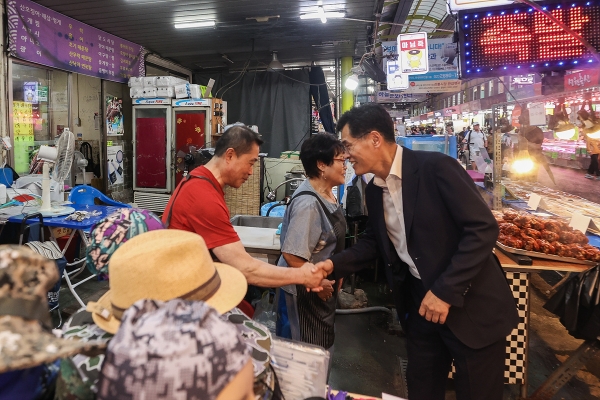 지난해 추석 신영시장에서 상인에게 인사를 건네는 이기재구청장(사진=양천구청)