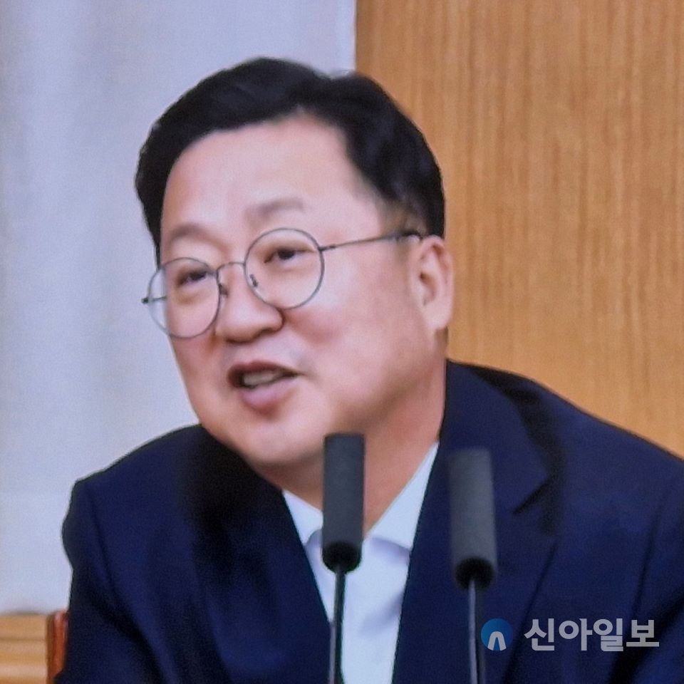 이장우 대전시장은 9일 확대간부회의에서 용역 발주시 직원들의 역량을 위해서도 직접 해보고 경험과 전문성을 위해 추천하며 번거럽다고 외부용역업체에만 의존하지말기를 권하며 성공한 사례를 들어 설명하고 있다. 사진=정태경 기자