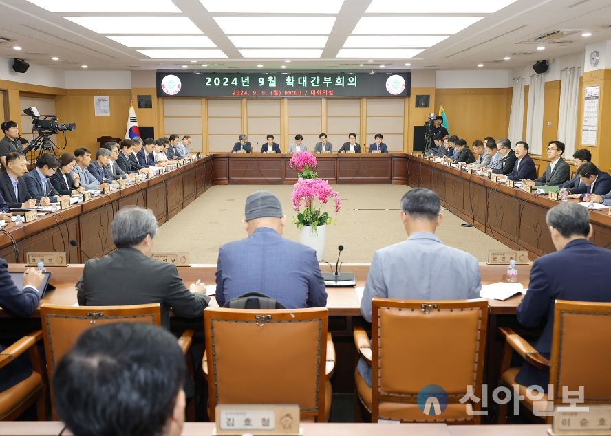 이장우 대전시장은‘2024년 0시 축제’종료 후 시 산하기관장까지 참석하는 첫 확대간부회의를 주재한 9일 0시 축제의 방향성을 재확인하며‘도시의 긍지’를 강조하고 있다. 사진=정태경 기자