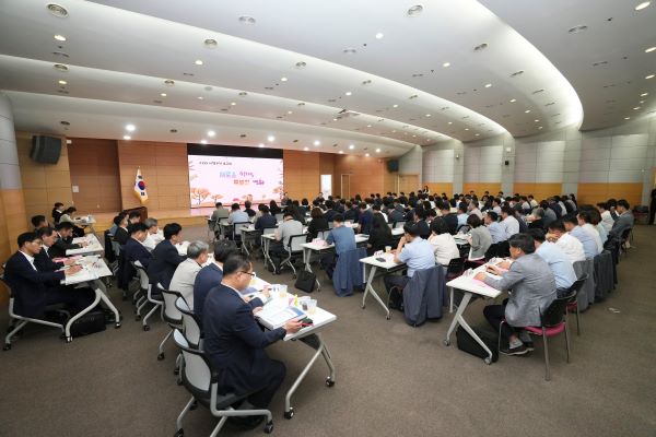 천안시 학예연구사가 이회택 한국OB축구회장을 비롯한 원로 선수를 대상으로 유물 기증에 관해 설명하고 있다 (사진=천안시)