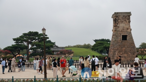 방문객들이 첨성대 일원에서 추석 연휴를 즐기고 있다.(사진=경주시)