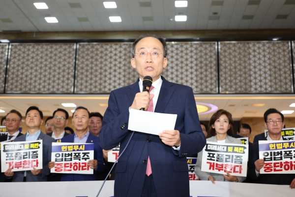 국민의힘 추경호 원내대표가 19일 오후 서울 여의도 국회 로텐더홀에서 '김건희 여사 특검법' 등을 강행 처리하려는 야당을 규탄하는 발언을 하고 있다. (사진=연합뉴스)