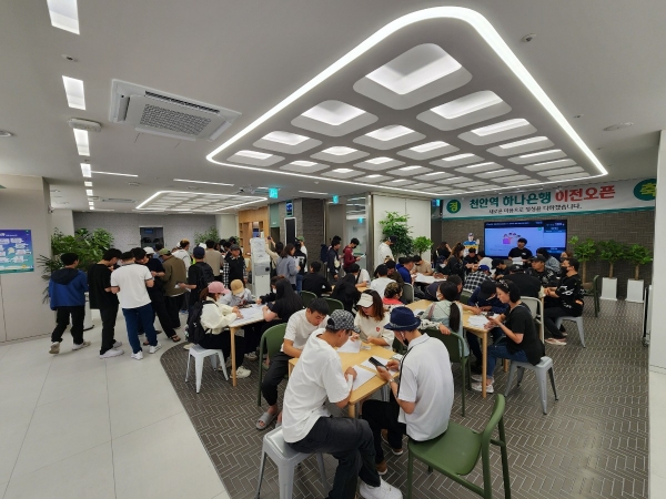 외국인들이 일요일 은행 업무를 보기 위해 천안역 지점에 내점하여 순서를 기다리고 있다. (사진=하나은행)