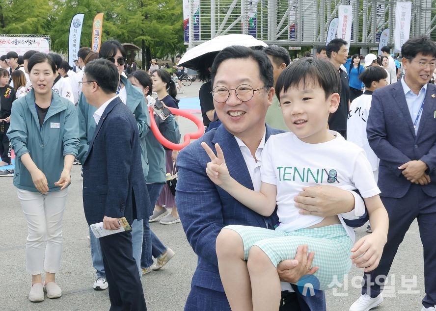 대전시는 28일 엑스포시민광장에서 ‘2024년 대전시민생활체육대축전’을 개최하는 가운데 이장우 시장이 어린이와 기념촬영을 하고 있다. 사진=대전시