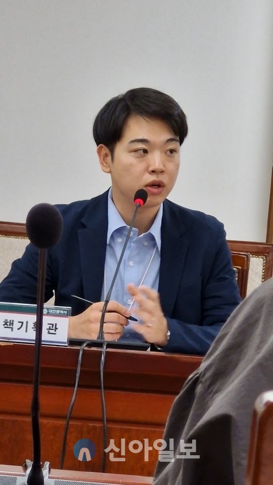 대전시가 30일 중회의실에서 적극행정 주민 모니터링단 위촉식을 개최하는 가운데 김경일 정책기획관이 발언하고 있다. 사진=정태경 기자