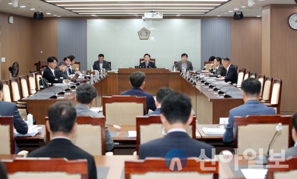 충남도의회 충남신용보증재단 이사장 후보자 인사청문특별위원회가 30일 제2차 회의를 열고 있다. (사진=충남도의회)