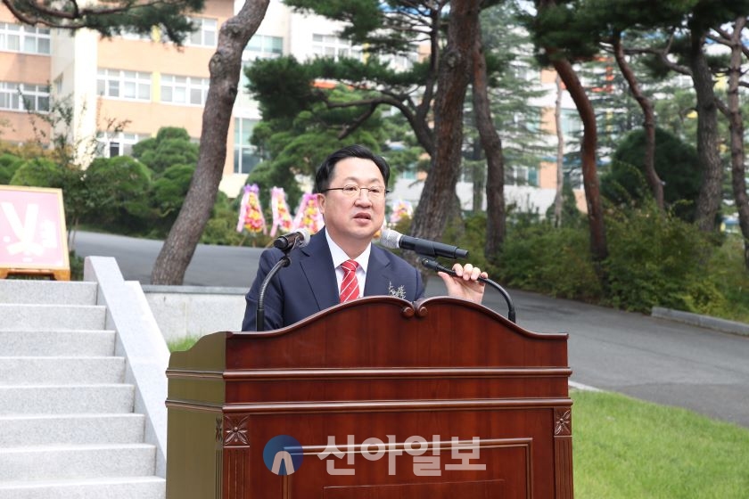 서대전여자고등학교는 개교 40주년을 기념하여 10월 8일, 교내에서 서붕 박병배 선생의 동상 제막식을 거행하는 가운데 이장우 시장이 축사를 하고 있다. 사진=서대전여고